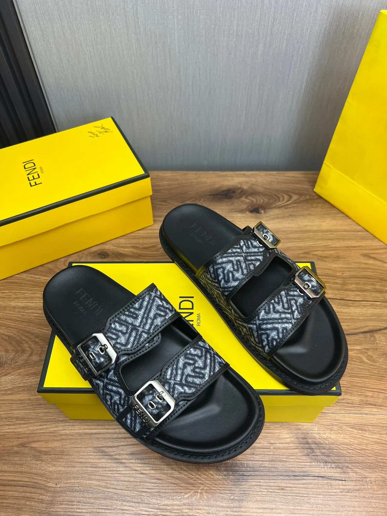 Fendi Sandália com Fivela Preta e Cinza FF Jacquard 3