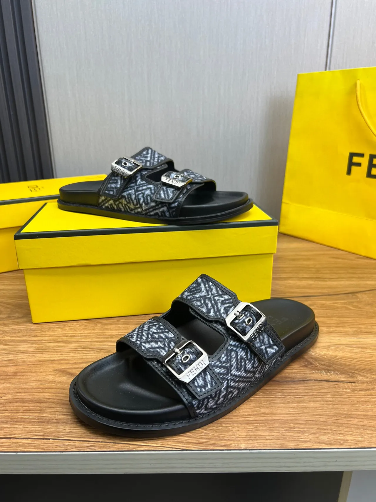 Fendi Sandália com Fivela Preta e Cinza FF Jacquard 4