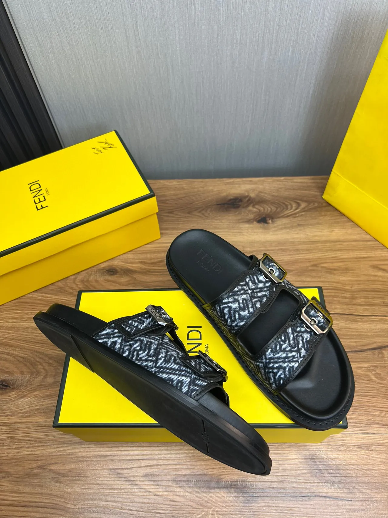 Fendi Sandália com Fivela Preta e Cinza FF Jacquard 5