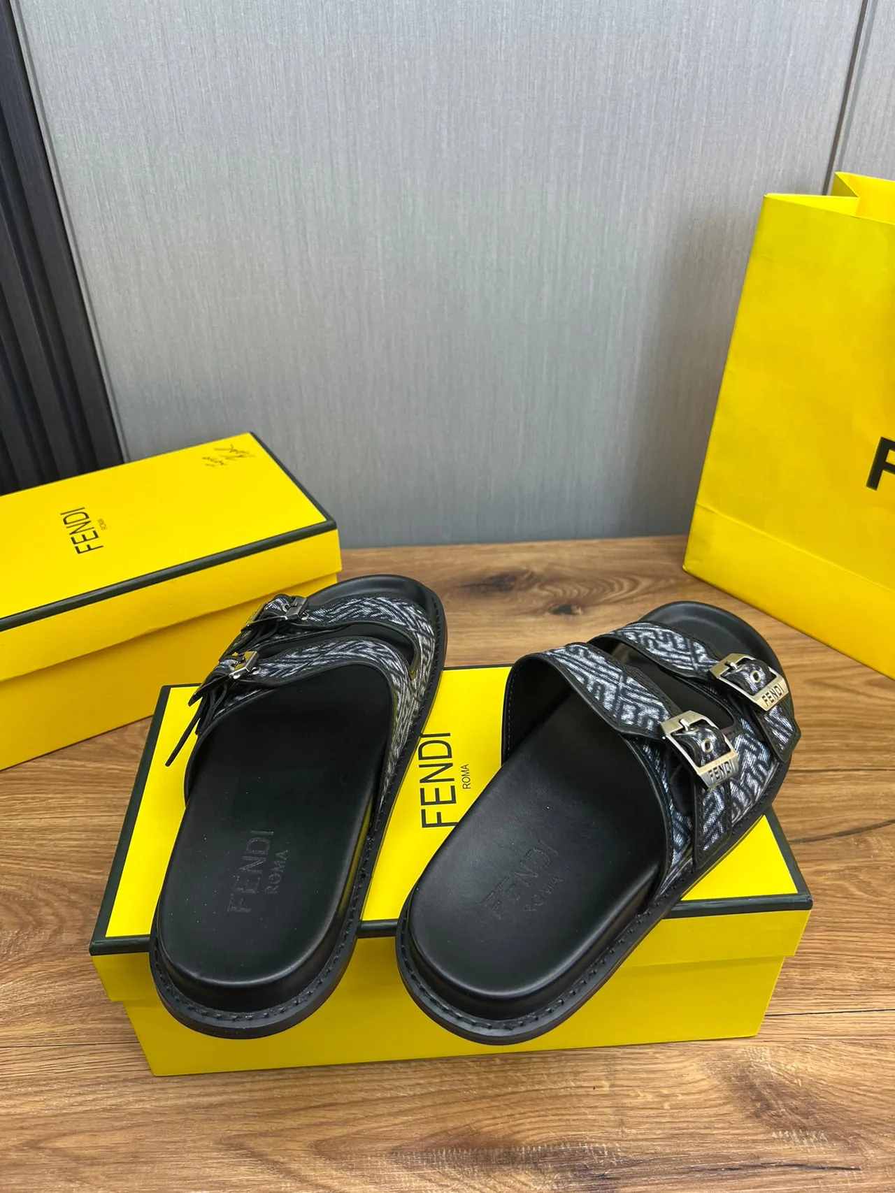 Fendi Sandália com Fivela Preta e Cinza FF Jacquard 6