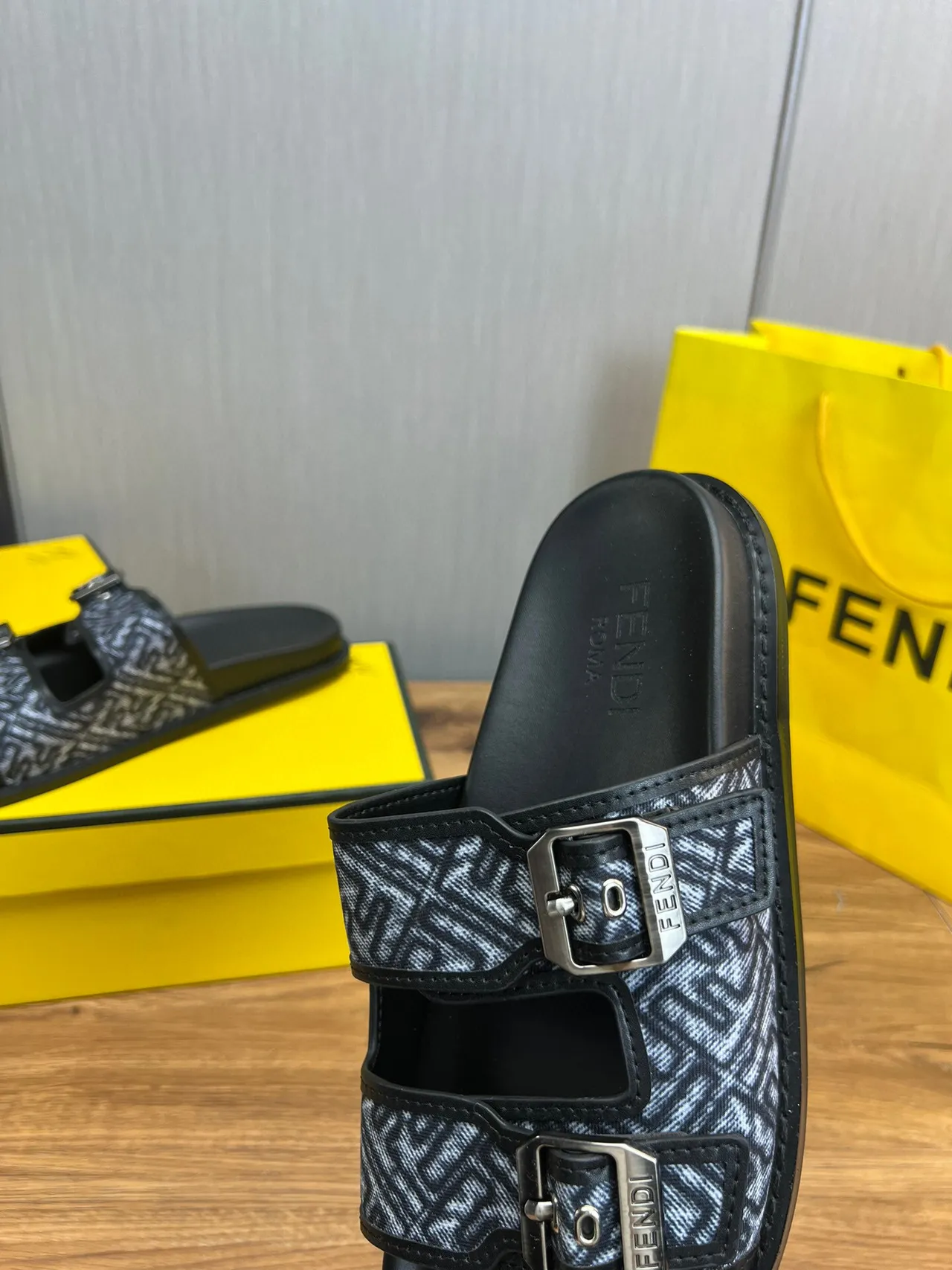 Fendi Sandália com Fivela Preta e Cinza FF Jacquard 7