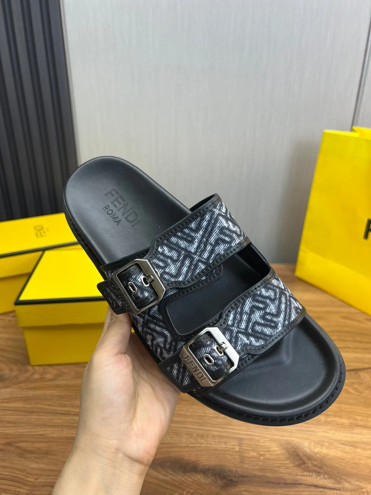 Fendi Sandália com Fivela Preta e Cinza FF Jacquard 8