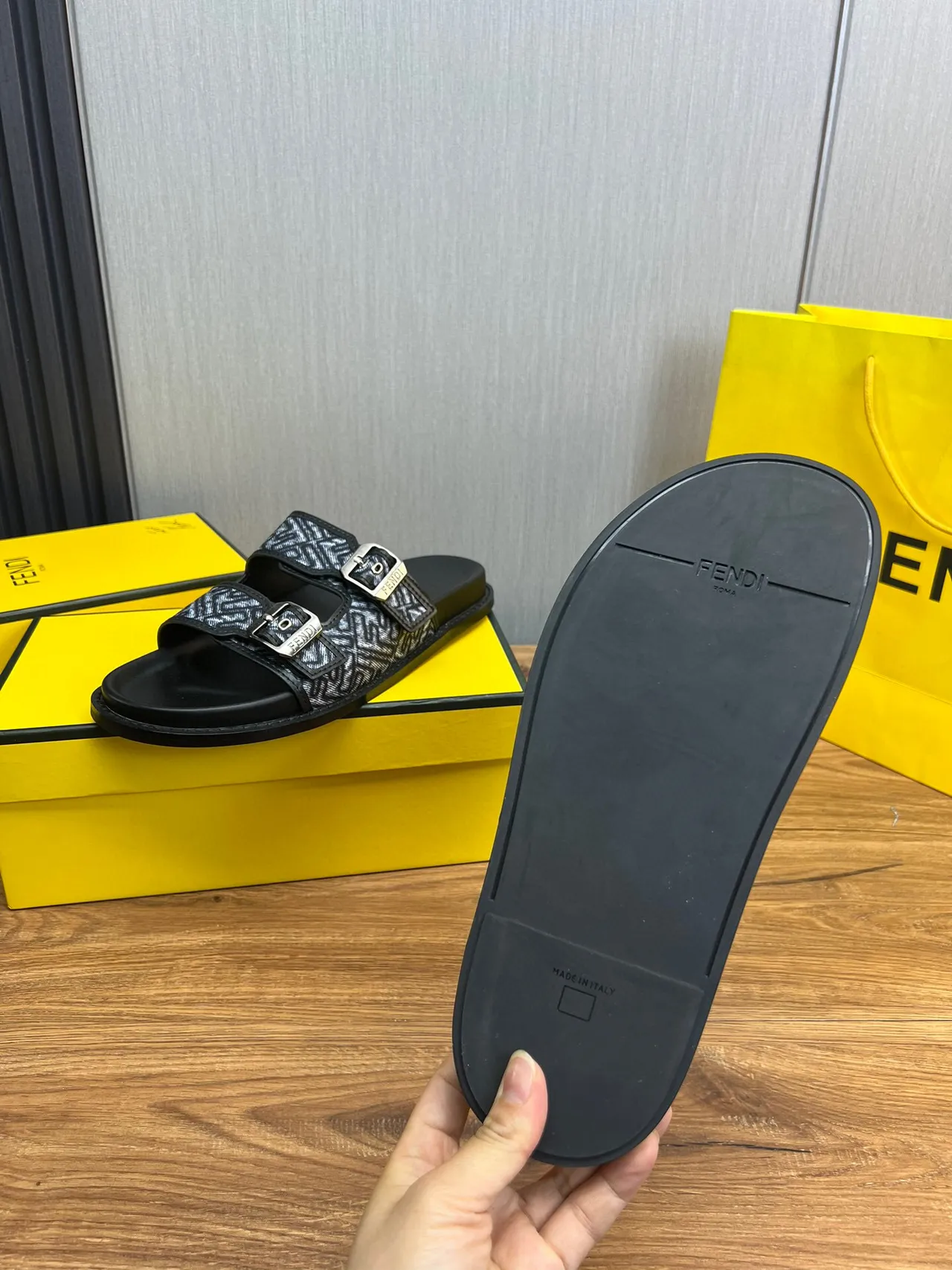 Fendi Sandália com Fivela Preta e Cinza FF Jacquard 9