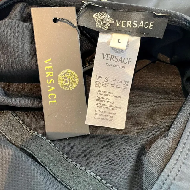 Fendi FENDACE ملابس سباحة سوداء وذهبية عالية القطع رقبة مربعة 3