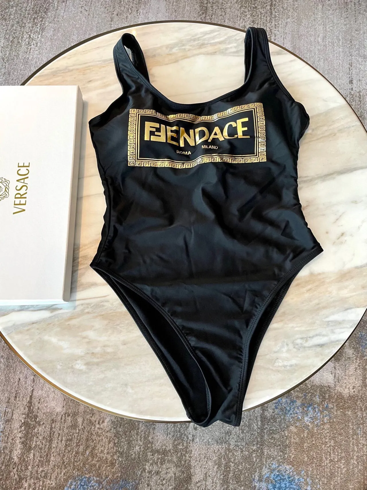 Fendi FENDACE ملابس سباحة سوداء وذهبية عالية القطع رقبة مربعة 5