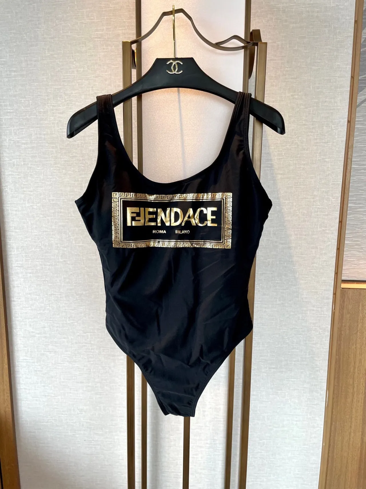 Fendi FENDACE ملابس سباحة سوداء وذهبية عالية القطع رقبة مربعة 7