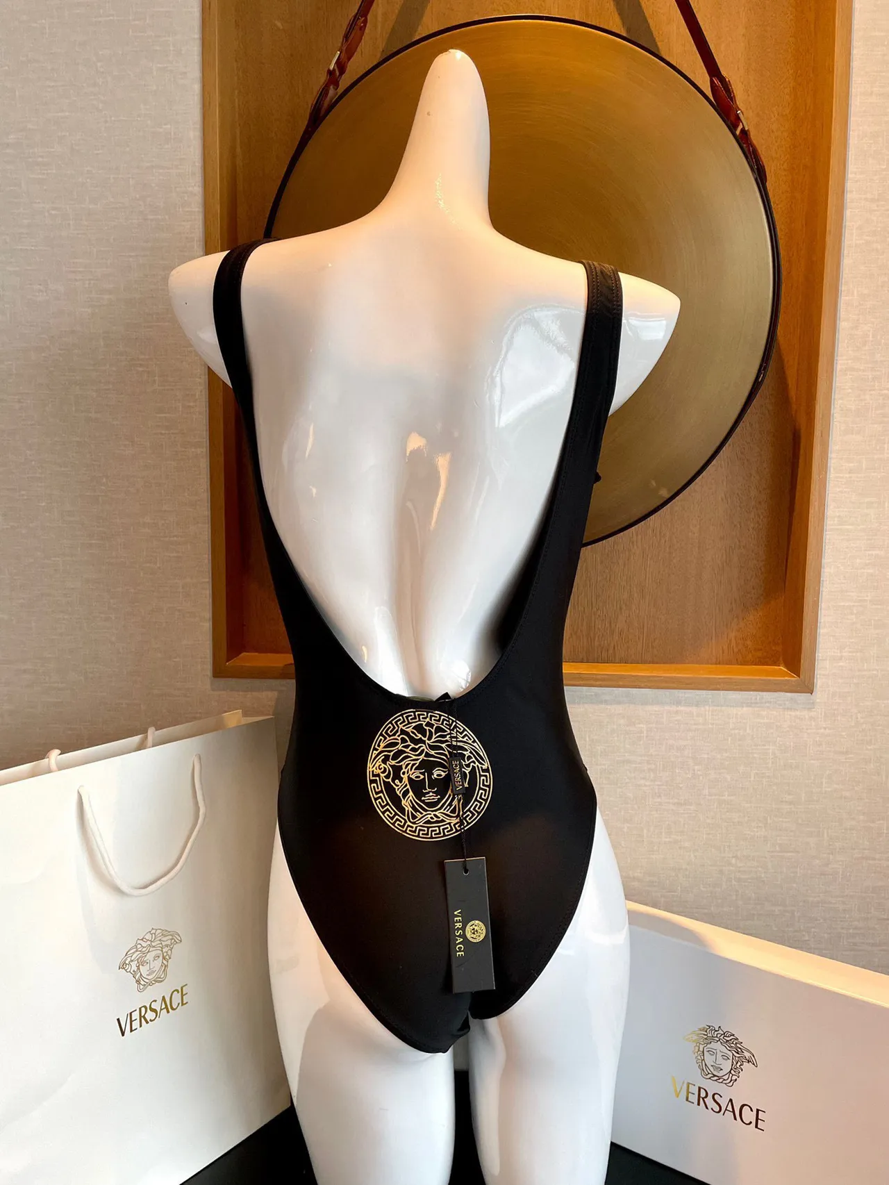 Fendi FENDACE ملابس سباحة سوداء وذهبية عالية القطع رقبة مربعة 8