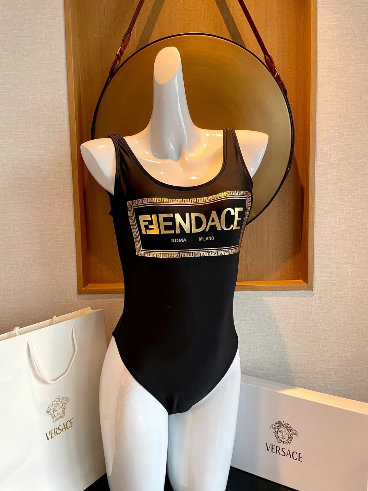 Fendi FENDACE ملابس سباحة سوداء وذهبية عالية القطع رقبة مربعة 9