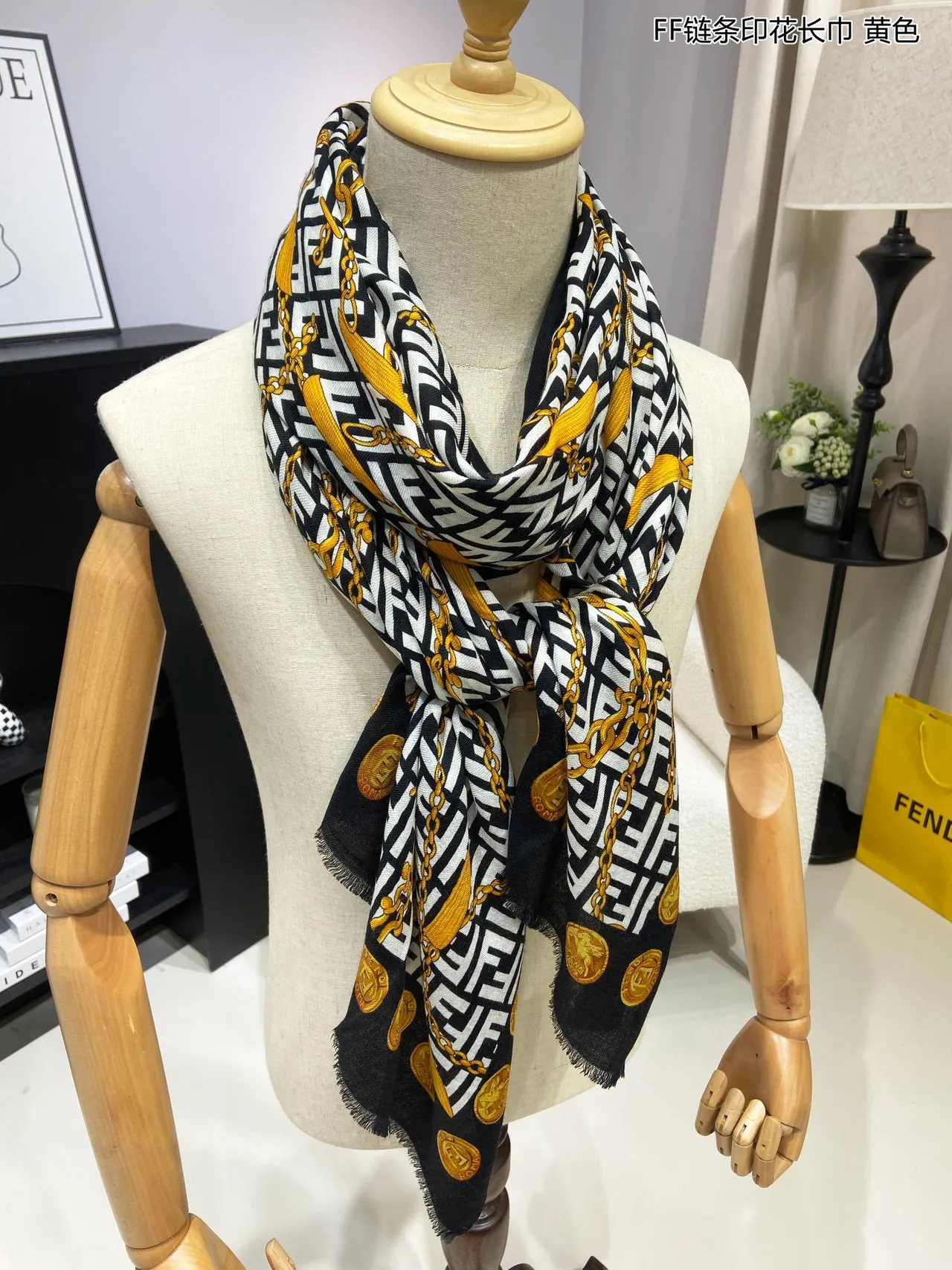 Fendi FF चेन काला सोना Monogram प्रिंट मोटिफ रेशम स्कार्फ 6