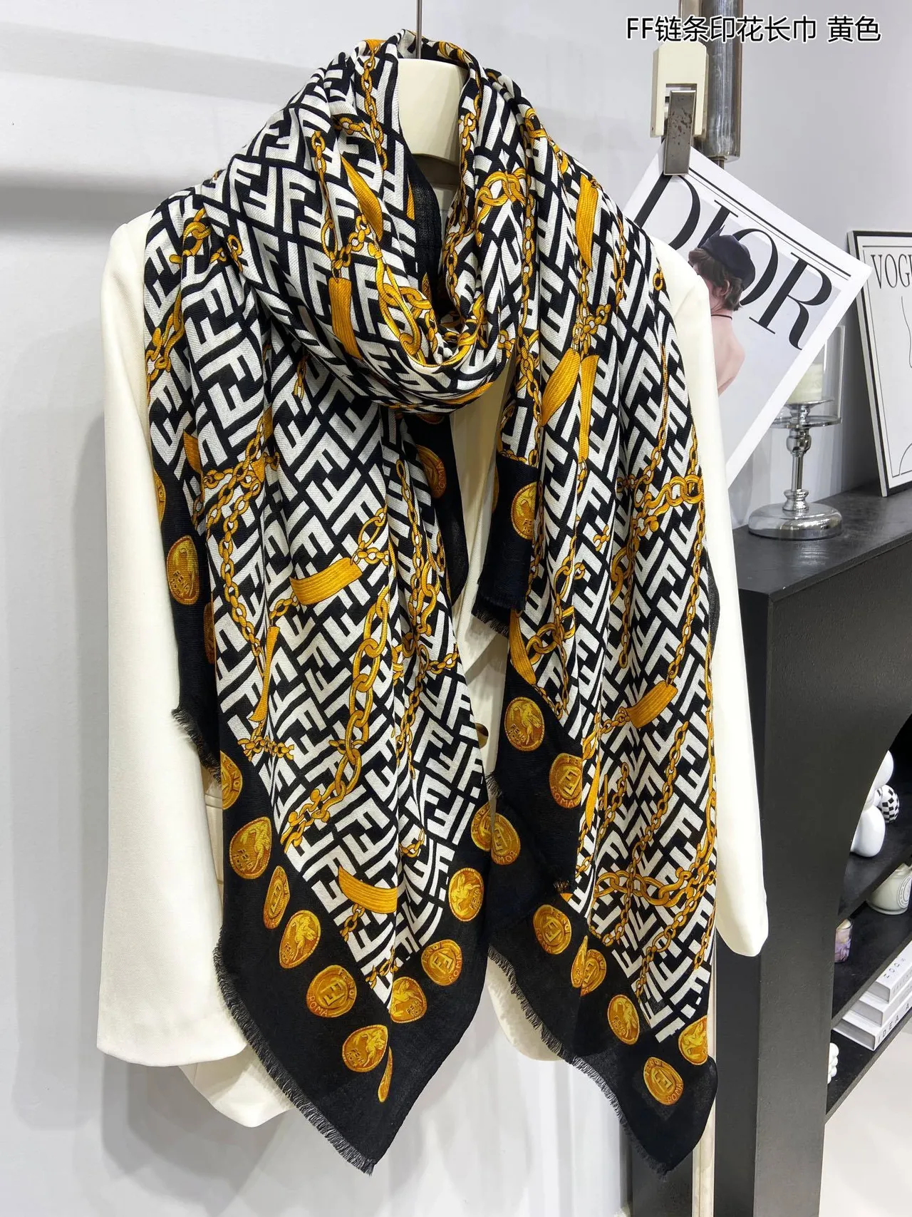 Fendi FF चेन काला सोना Monogram प्रिंट मोटिफ रेशम स्कार्फ 9