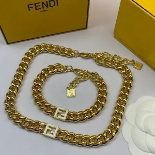 قلادة Fendi FF سلسلة ذهبية بيضاء Curb-Link مع تعليقة اللوجو