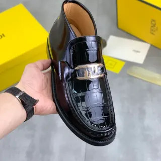 Fendi FF काला पेटेंट क्रॉक-एम्बॉस्ड मेटल बकल लूफर