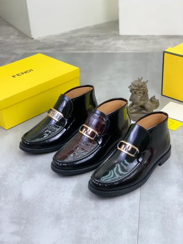 Fendi FF Mocassim Preto de Verniz com Embossagem de Crocodilo Fivela de Metal 2