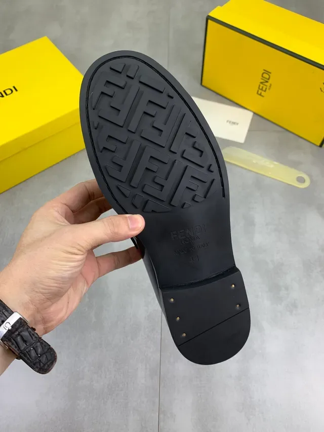 Fendi FF Mocassim Preto de Verniz com Embossagem de Crocodilo Fivela de Metal 3