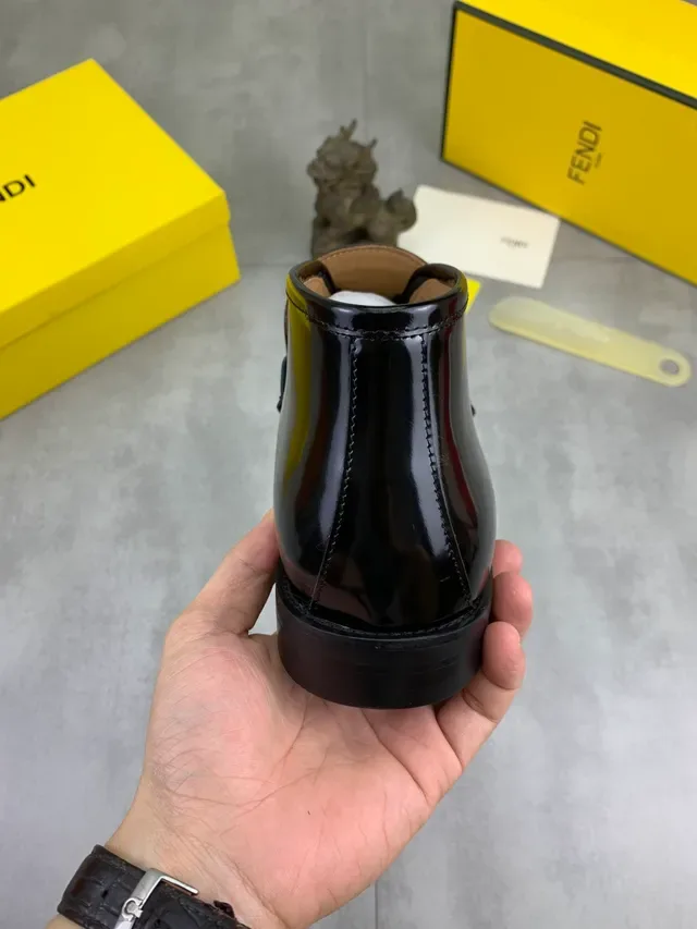 Fendi FF Mocassim Preto de Verniz com Embossagem de Crocodilo Fivela de Metal 4