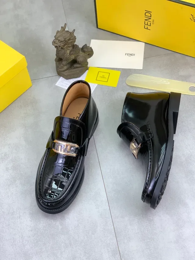 Fendi FF Mocassim Preto de Verniz com Embossagem de Crocodilo Fivela de Metal 6