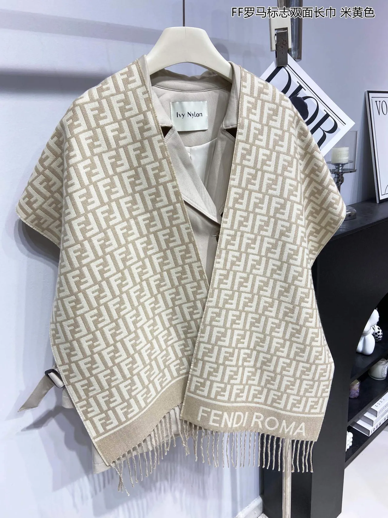 Fendi FF Monogram cachecol de cashmere bege e cinza 4