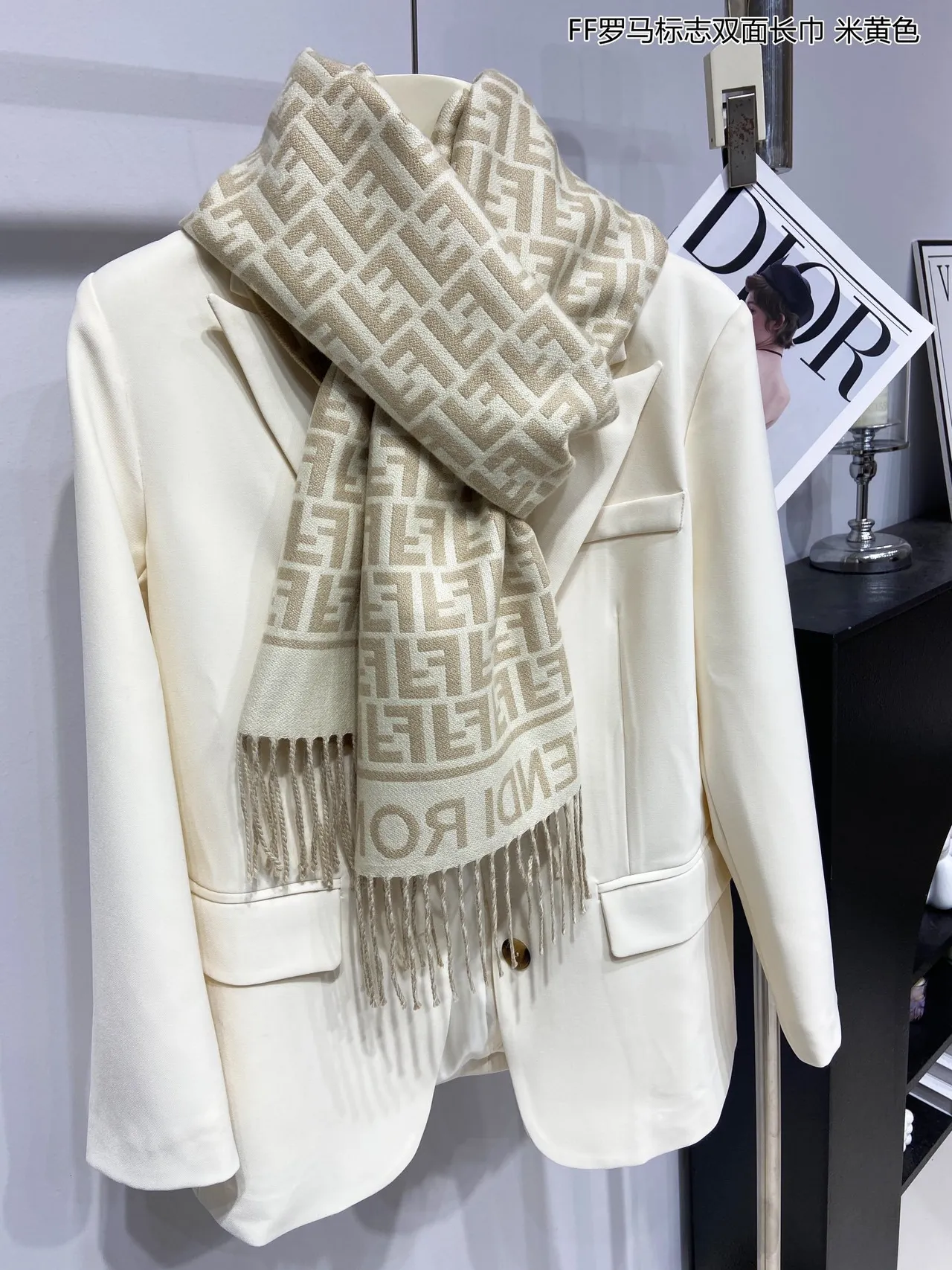 Fendi FF Monogram cachecol de cashmere bege e cinza 7