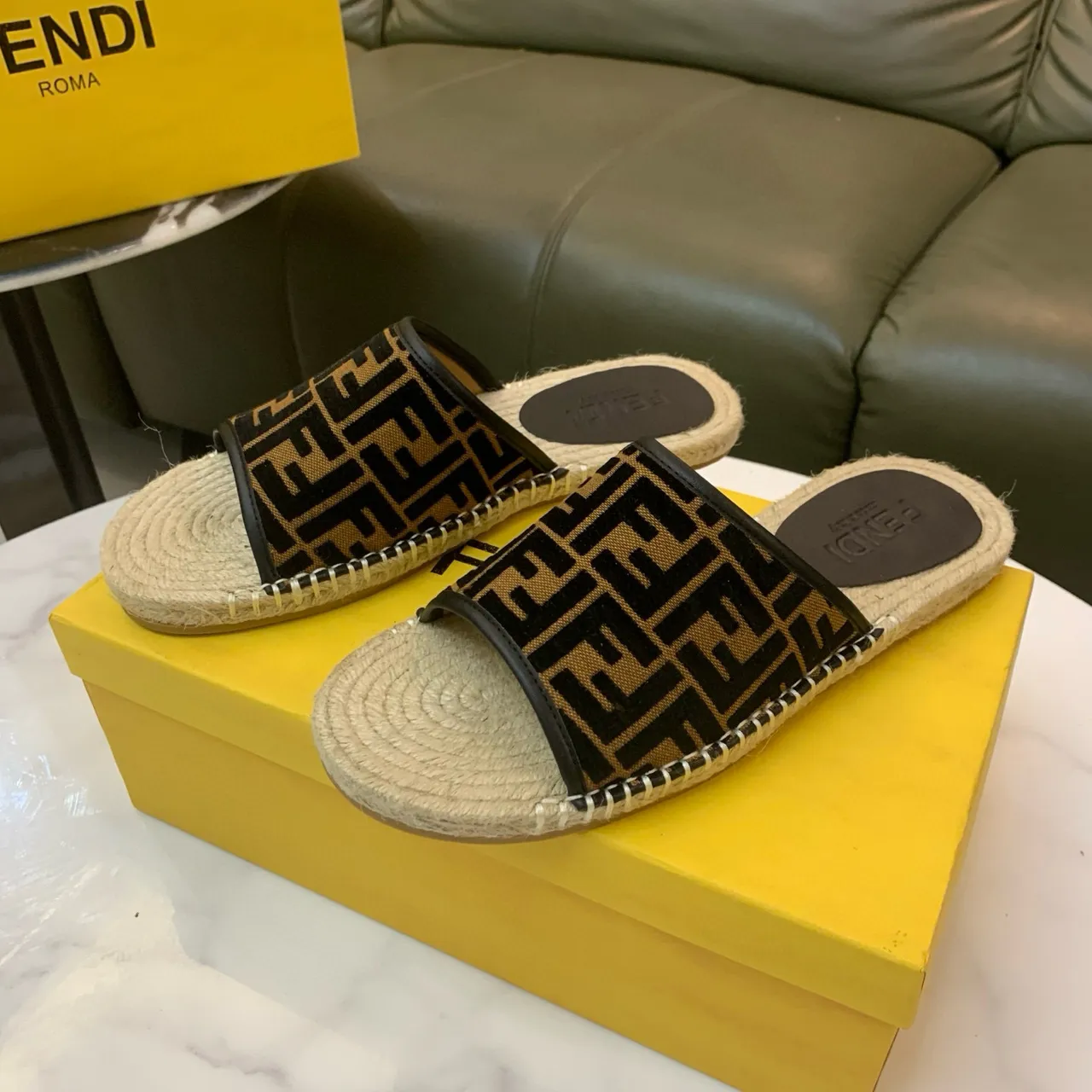 Fendi FF Monogram إسفادريل 2