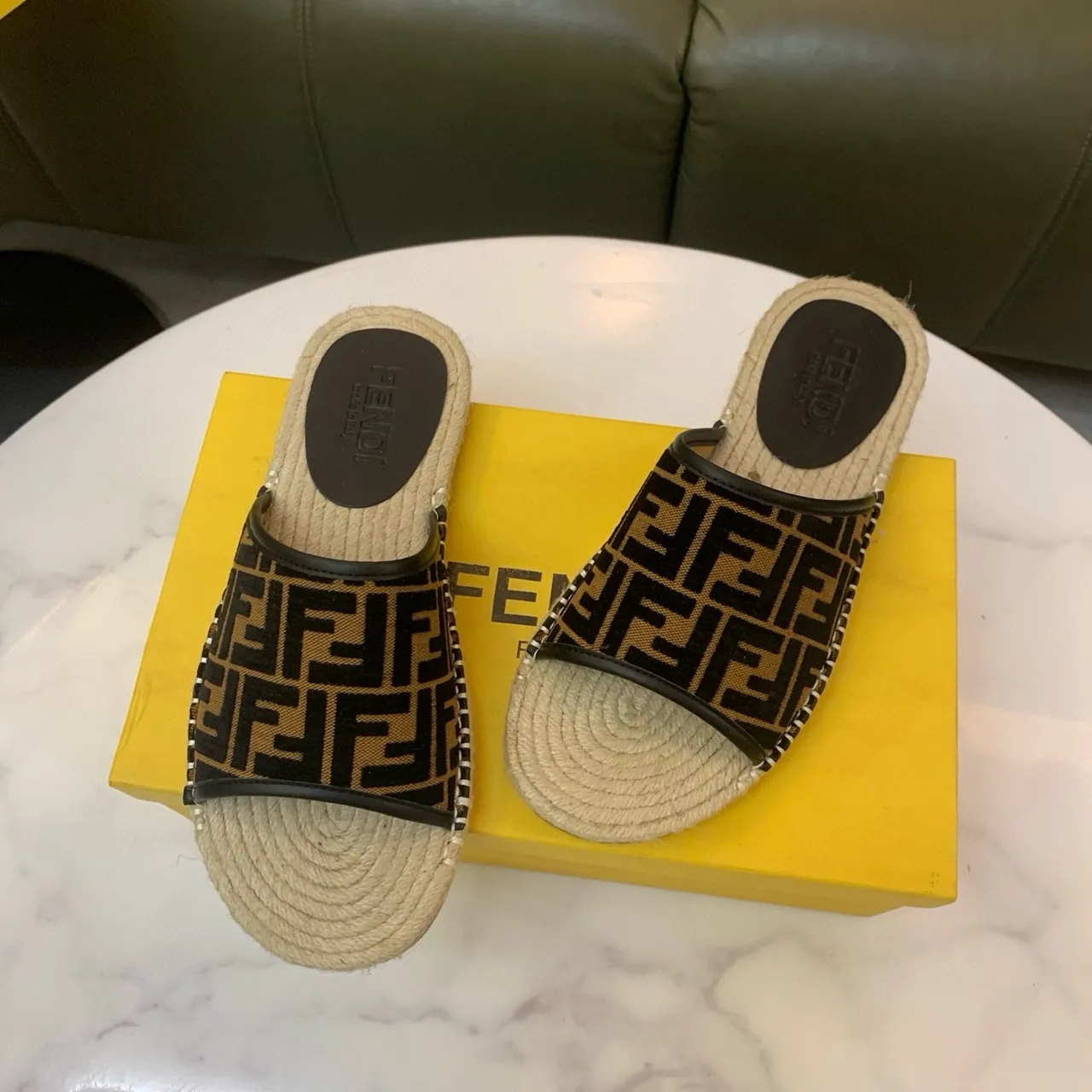 Fendi FF Monogram إسفادريل 3