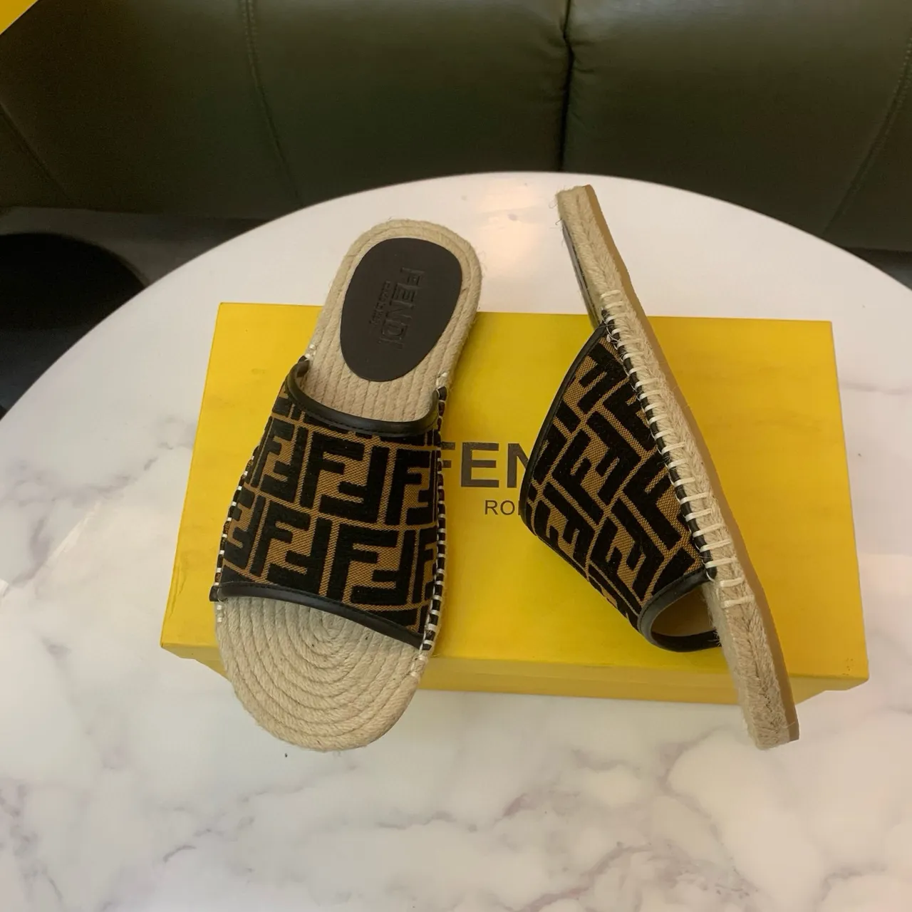 Fendi FF Monogram إسفادريل 4