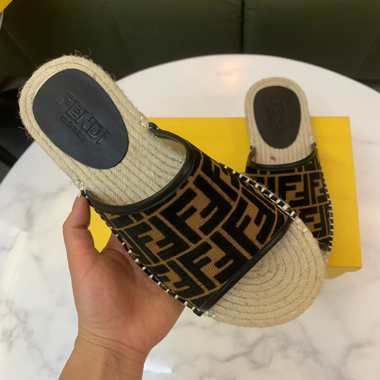 Fendi FF Monogram إسفادريل 5