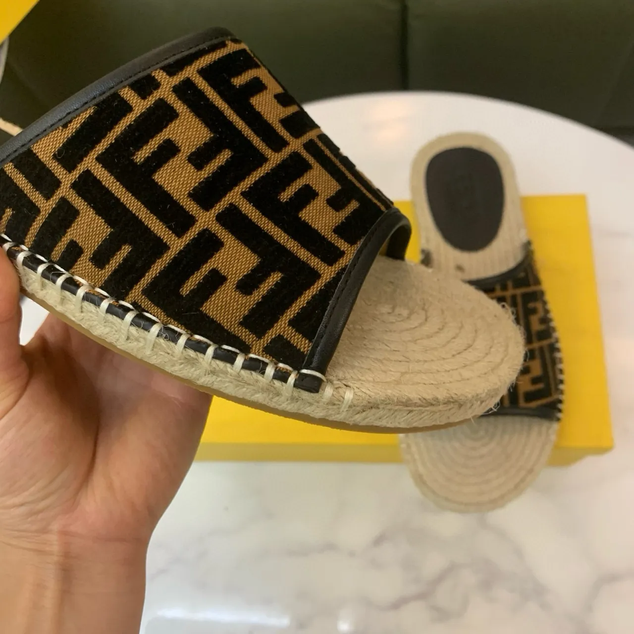 Fendi FF Monogram إسفادريل 6