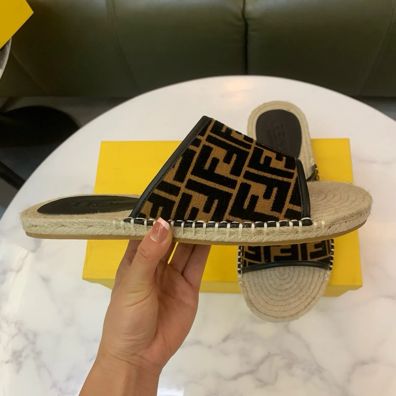 Fendi FF Monogram إسفادريل 7