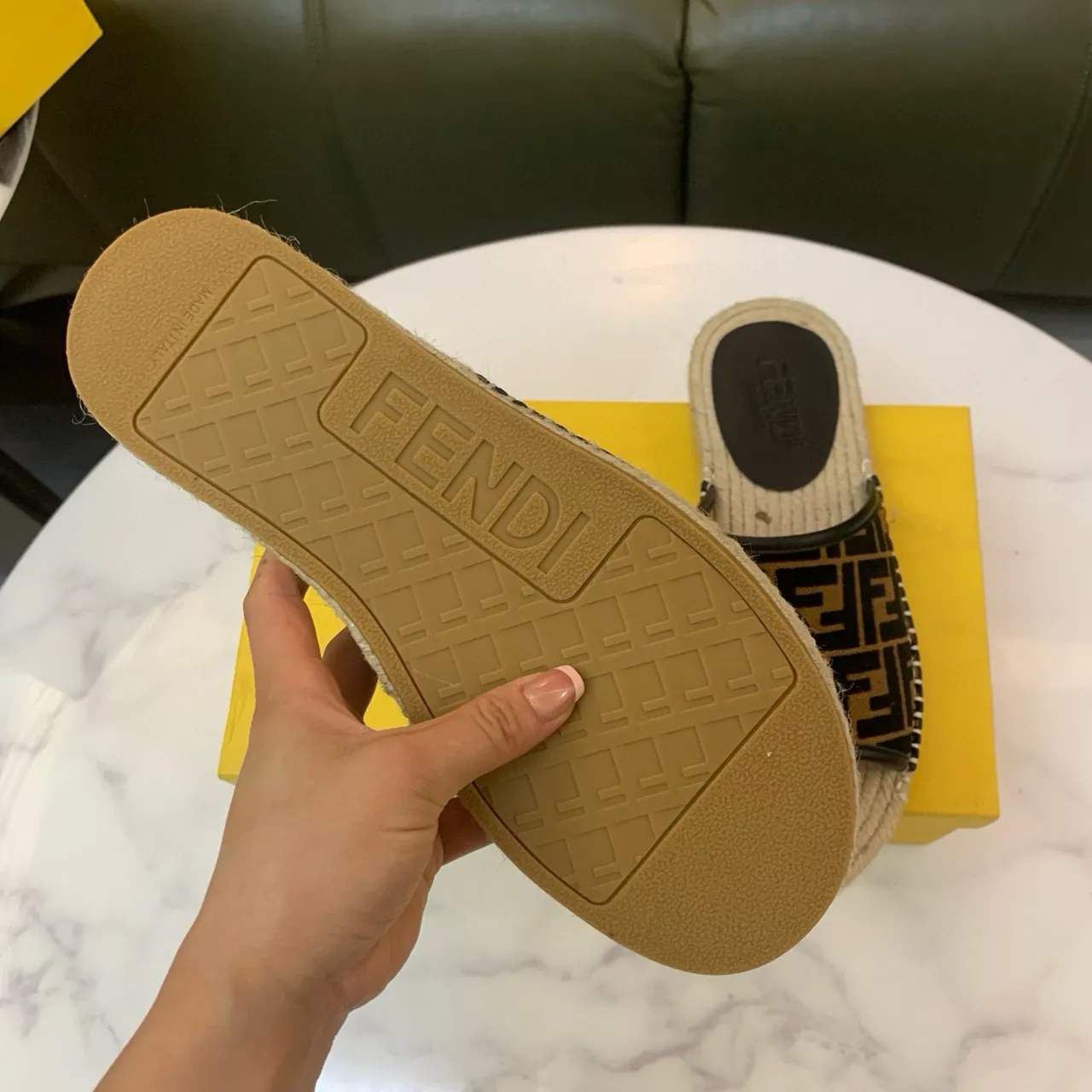 Fendi FF Monogram إسفادريل 8
