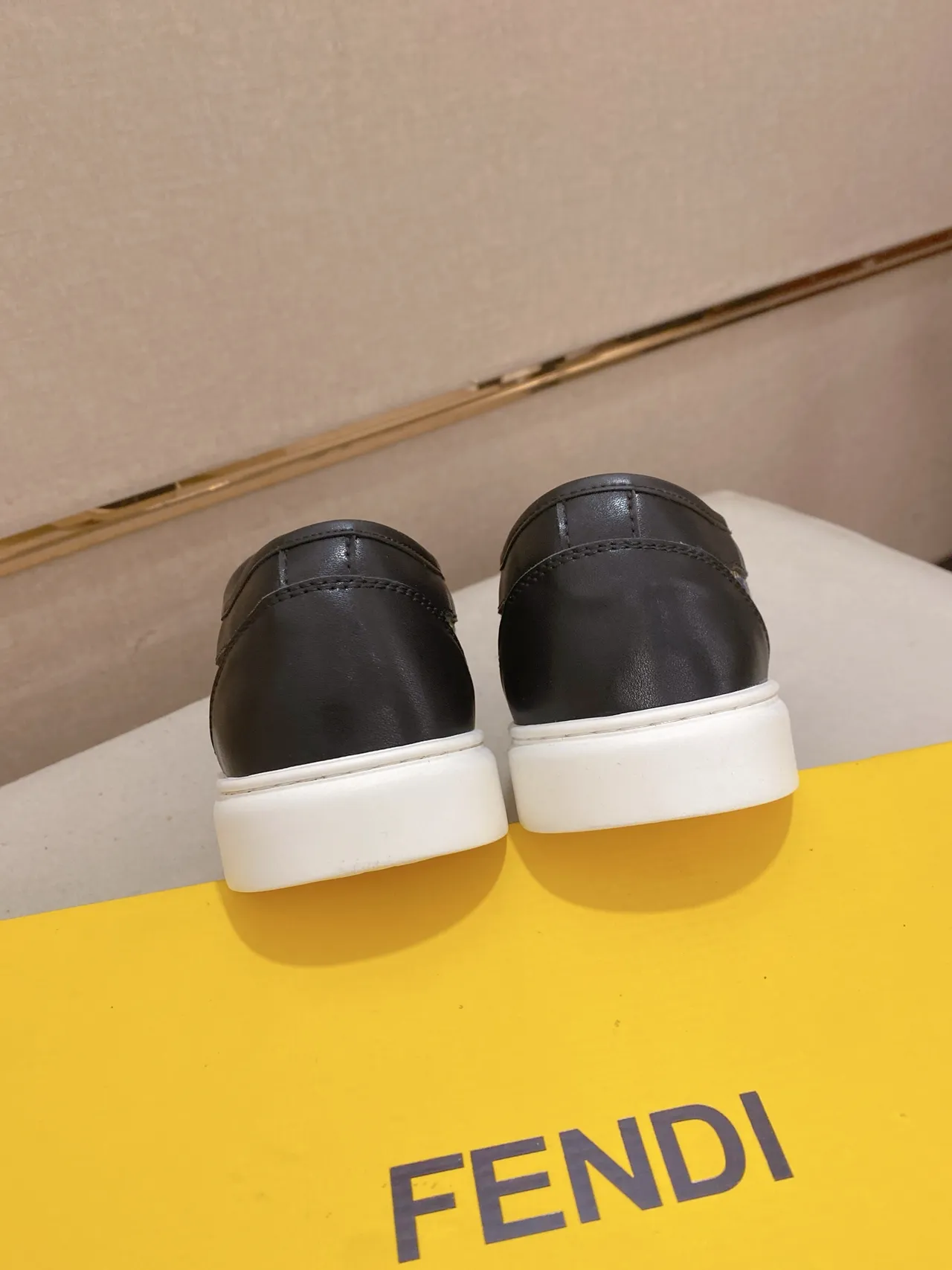 Fendi FF Monogram Tênis Lifestyle de Couro Navy e Amarelo Cap-Toe 3