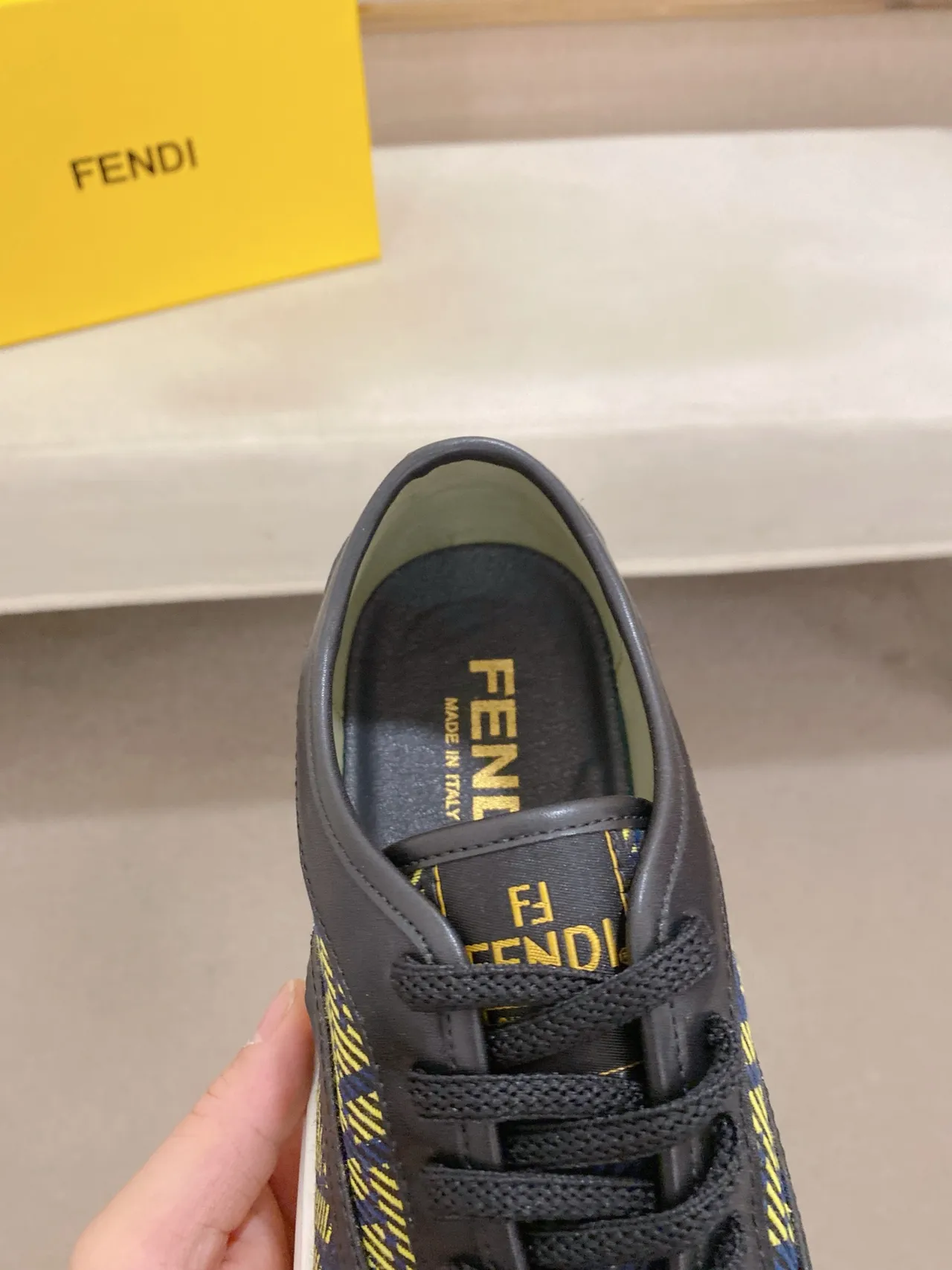 Fendi FF Monogram Tênis Lifestyle de Couro Navy e Amarelo Cap-Toe 4
