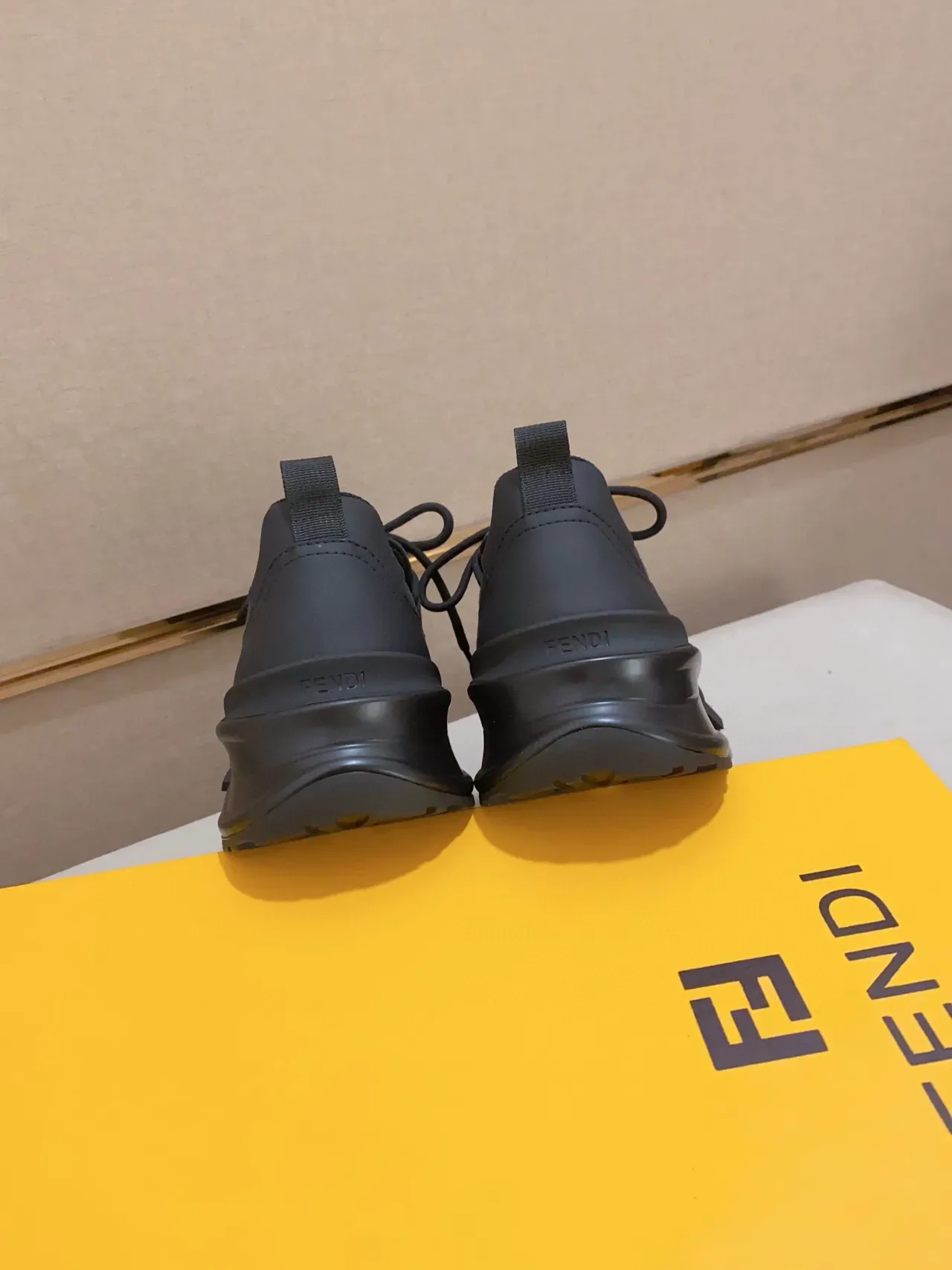 Fendi Runner काली पीली स्कल्प्टेड सोल मोनोग्राम्ड टेक्सटाइल अपर चंकी स्नीकर 2