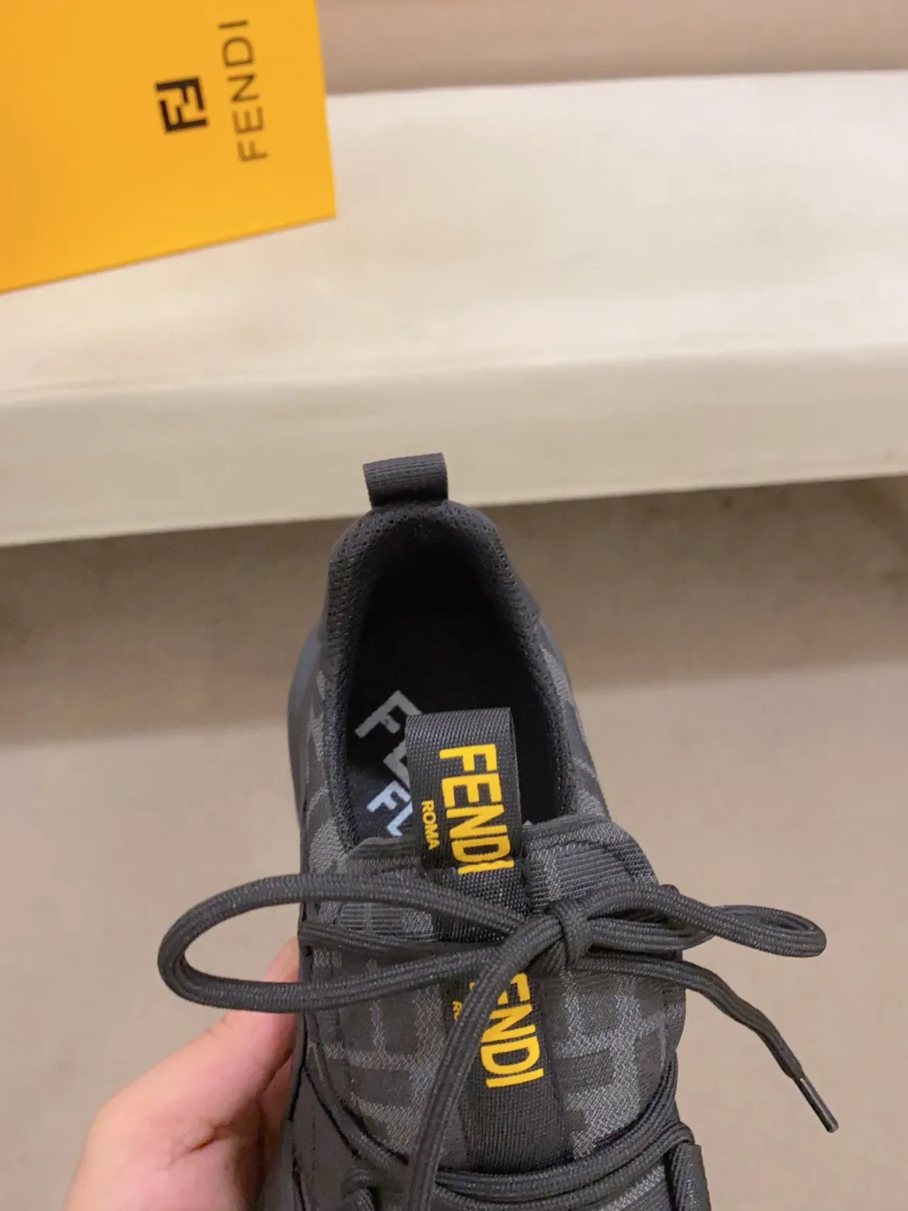 Fendi Runner काली पीली स्कल्प्टेड सोल मोनोग्राम्ड टेक्सटाइल अपर चंकी स्नीकर 3