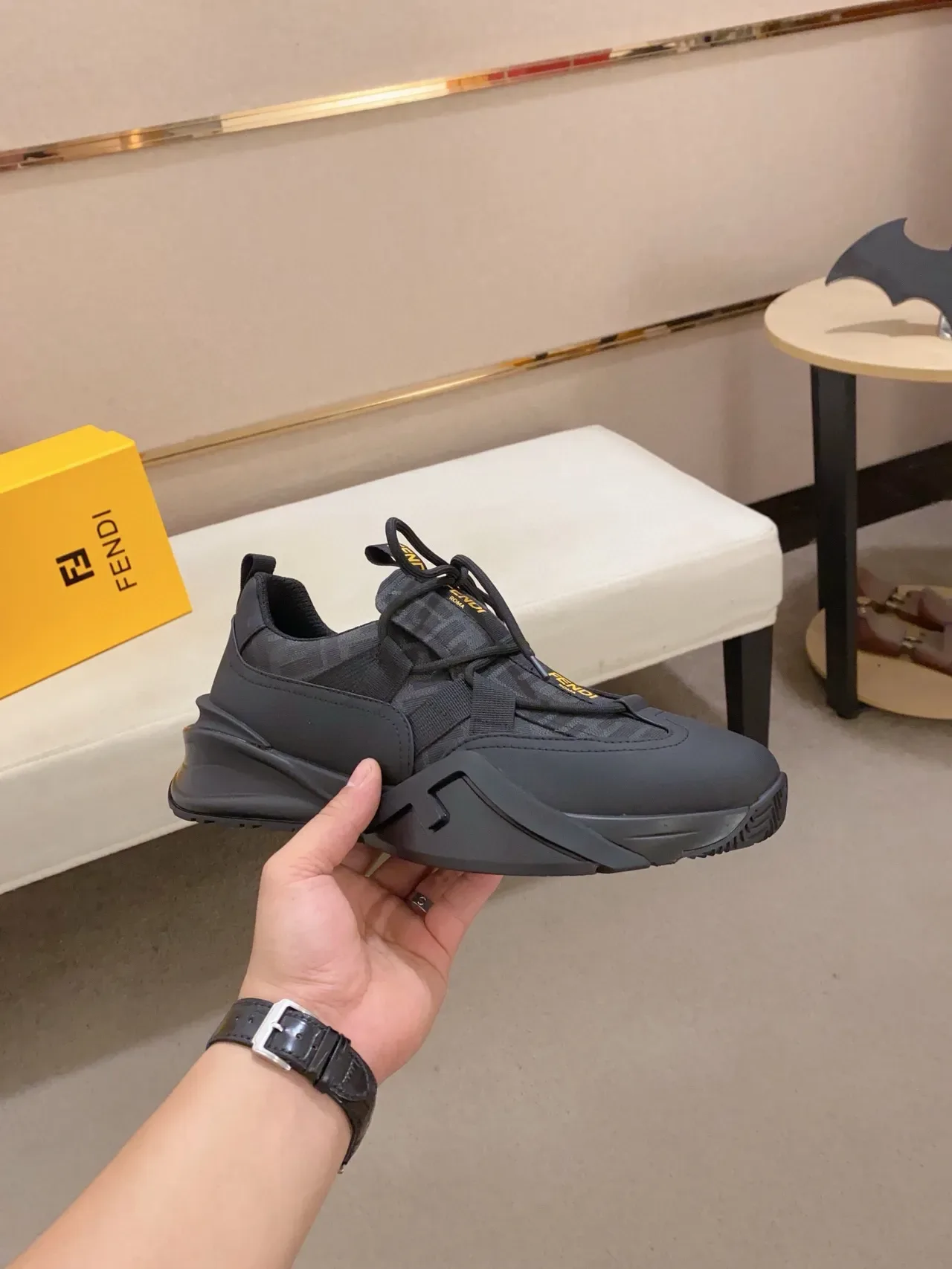 Fendi Runner काली पीली स्कल्प्टेड सोल मोनोग्राम्ड टेक्सटाइल अपर चंकी स्नीकर 4