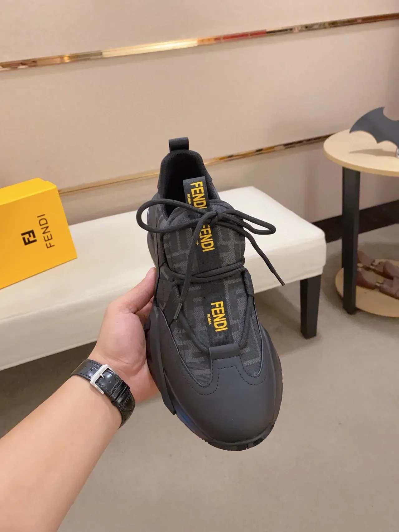 Fendi Runner काली पीली स्कल्प्टेड सोल मोनोग्राम्ड टेक्सटाइल अपर चंकी स्नीकर 5