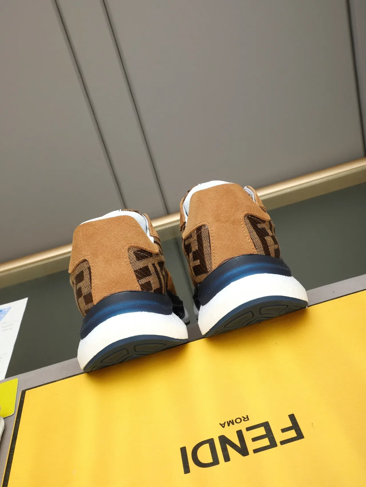 Fendi Runner FF Monogram ট্যান স্যুড লাইফস্টাইল স্নিকার 4