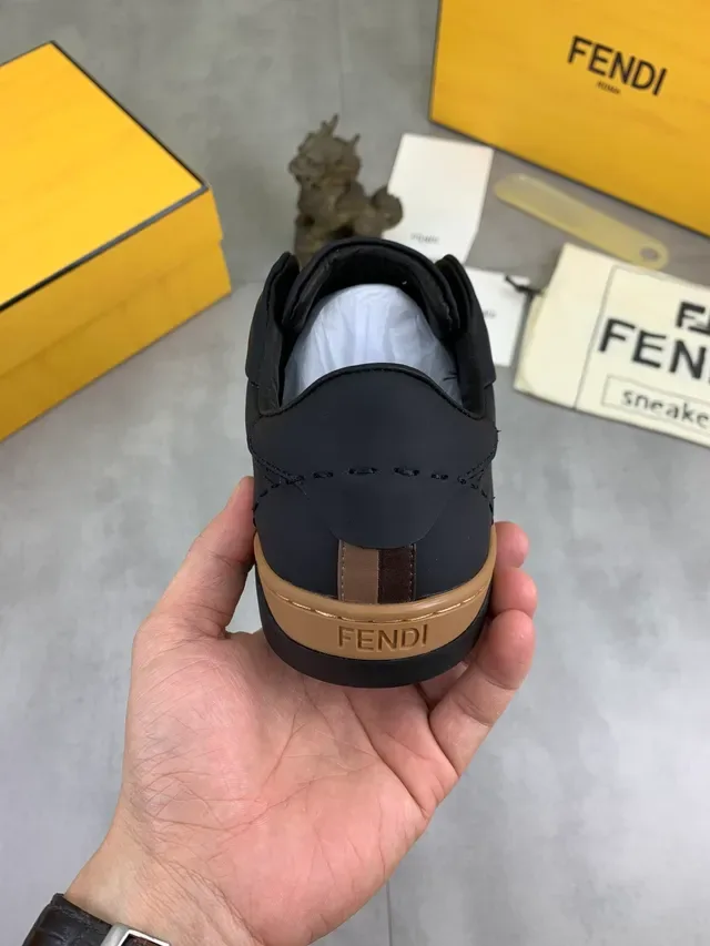 Fendi Chaussures Lifestyle Slip-On Noir Beige Panneau Latéral Élastique 3