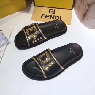 Fendi Chaussures dorées à double sangle noires cloutées