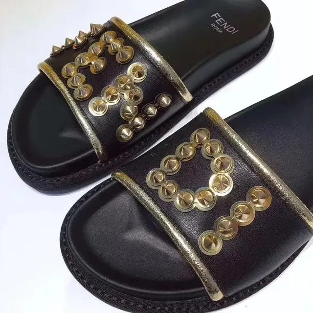 Fendi Chaussures dorées à double sangle noires cloutées 2