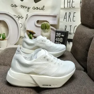 Sneakers Lifestyle con parte superior de malla y suela de plataforma