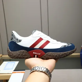 Bally حذاء رياضي أبيض ونافي Low-Top من جلد النعجة والنسيج