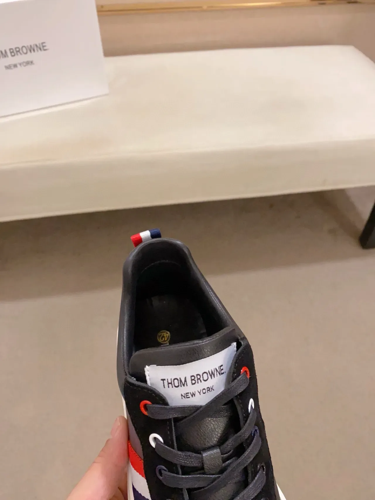 Sneakers basses cuir et daim noir et gris à panneaux 6