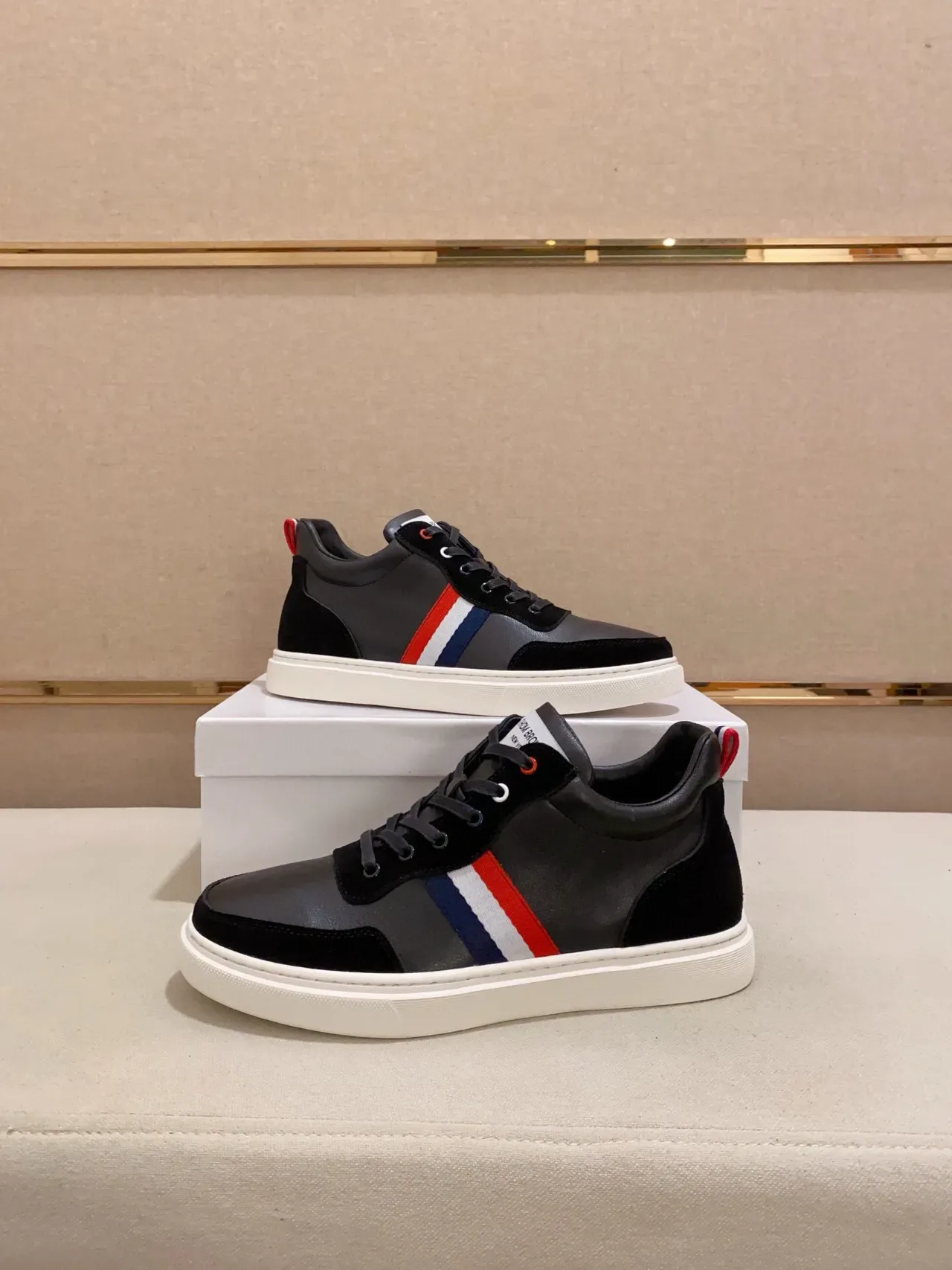Sneakers basses cuir et daim noir et gris à panneaux 7