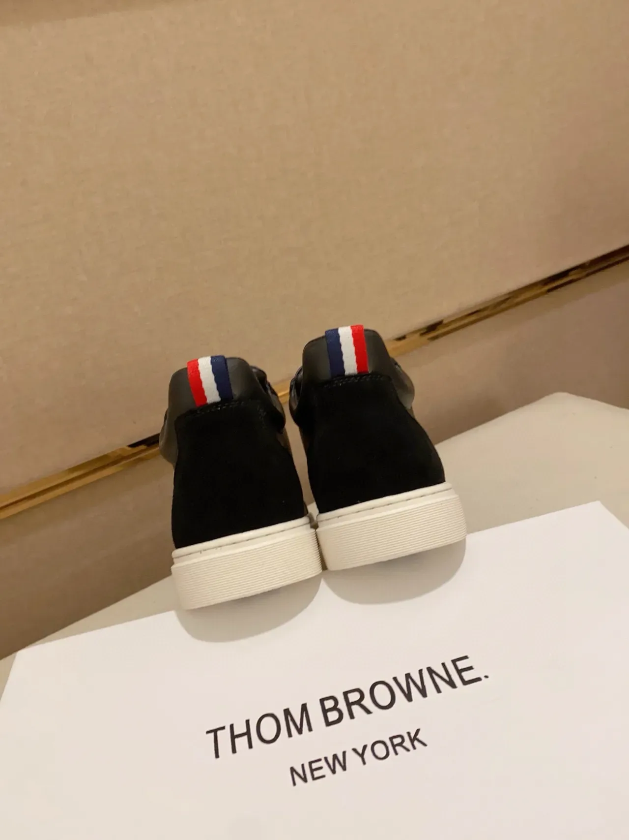Sneakers basses cuir et daim noir et gris à panneaux 8