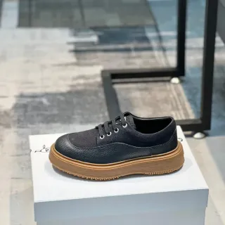 Sapato casual de plataforma preto e goma com cadarço