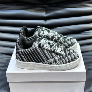 Zapatillas de punto con patrón negro y blanco, sin cordones, slip-on