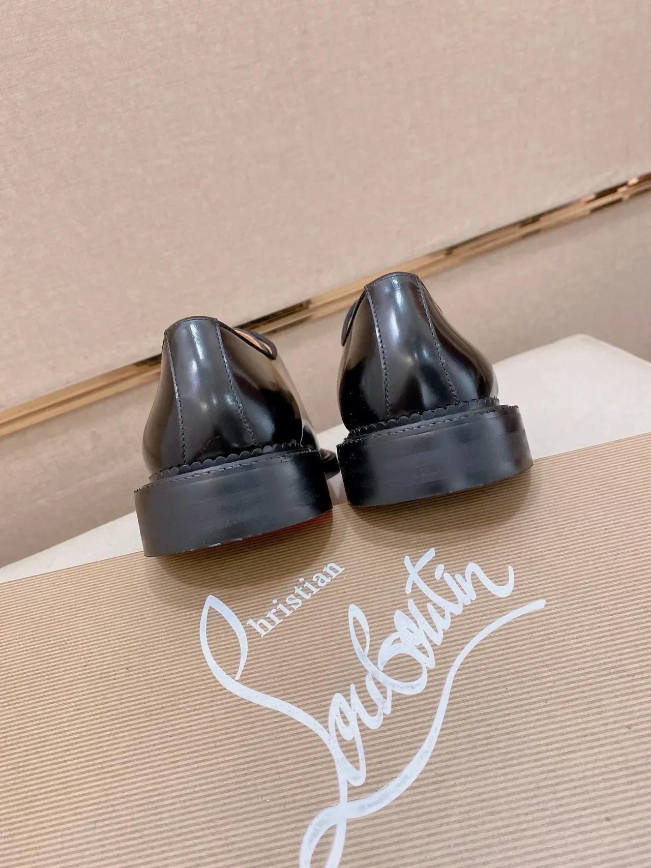 Sapatos Oxford pretos com ponta de cap brilhante 3
