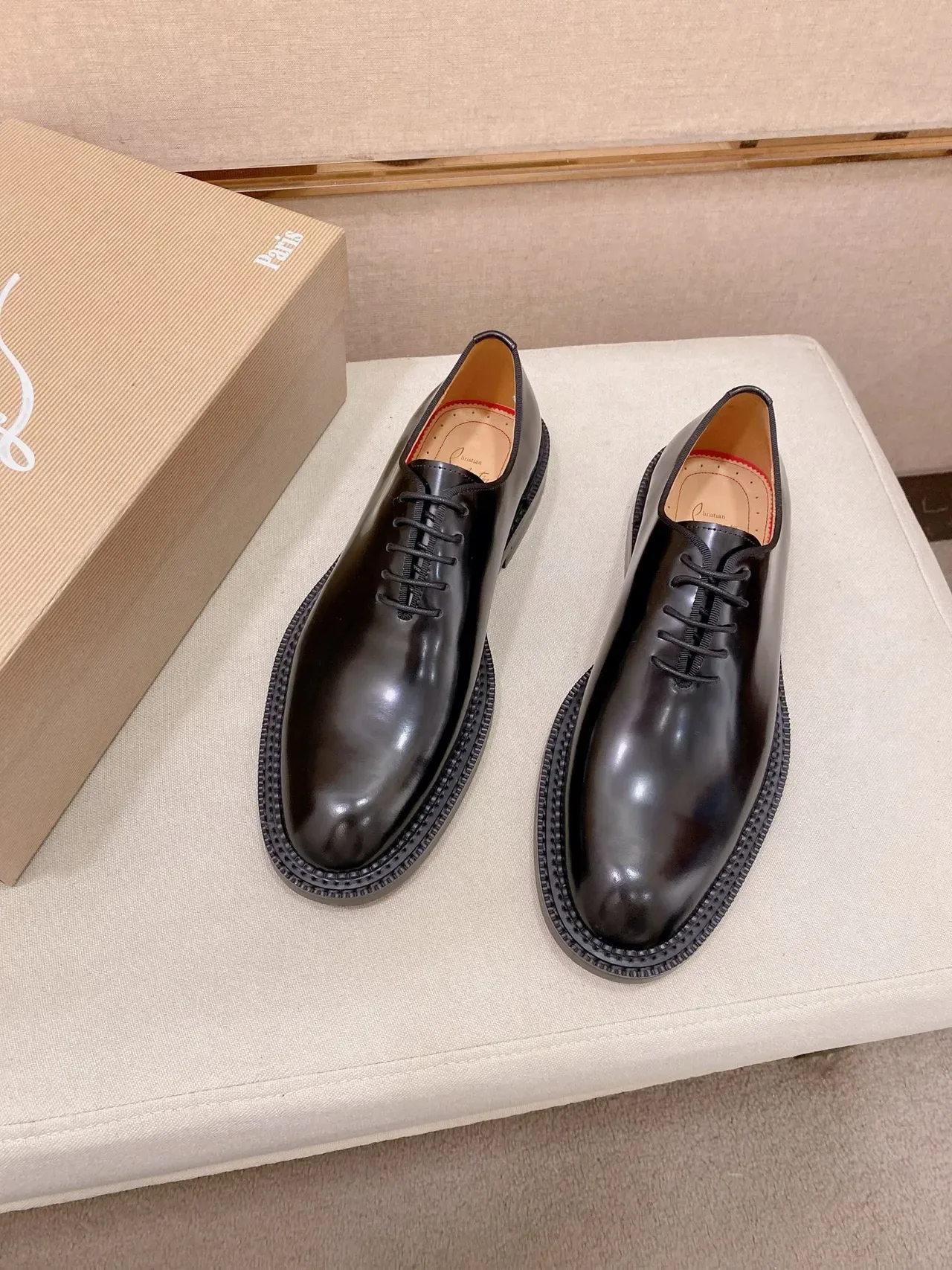 Sapatos Oxford pretos com ponta de cap brilhante 4