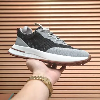أحذية رياضية سوداء و رمادية مع إمبييج كيت midsole مصمم أبيض