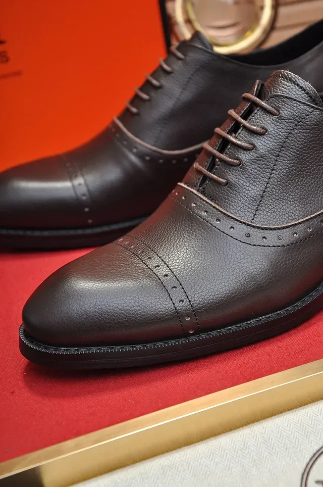 Chaussures Oxford en cuir noir à bout cap brogue 2